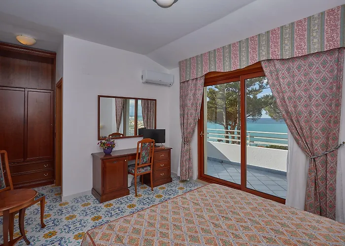 Club La Castellana 3* بلفيديري ماريتّيمو